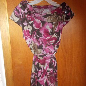 Floral pattern top with button accent collar and waist tie